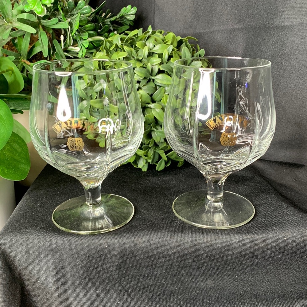 Set of 2 vintage hard to find Bailey’s gold logo on glass brandy snifters